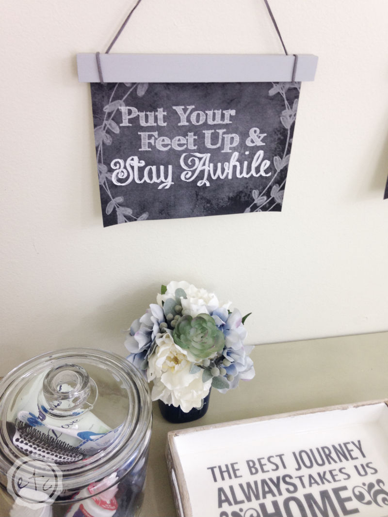 I could totally make this DIY picture frame... it would be great for printables! 